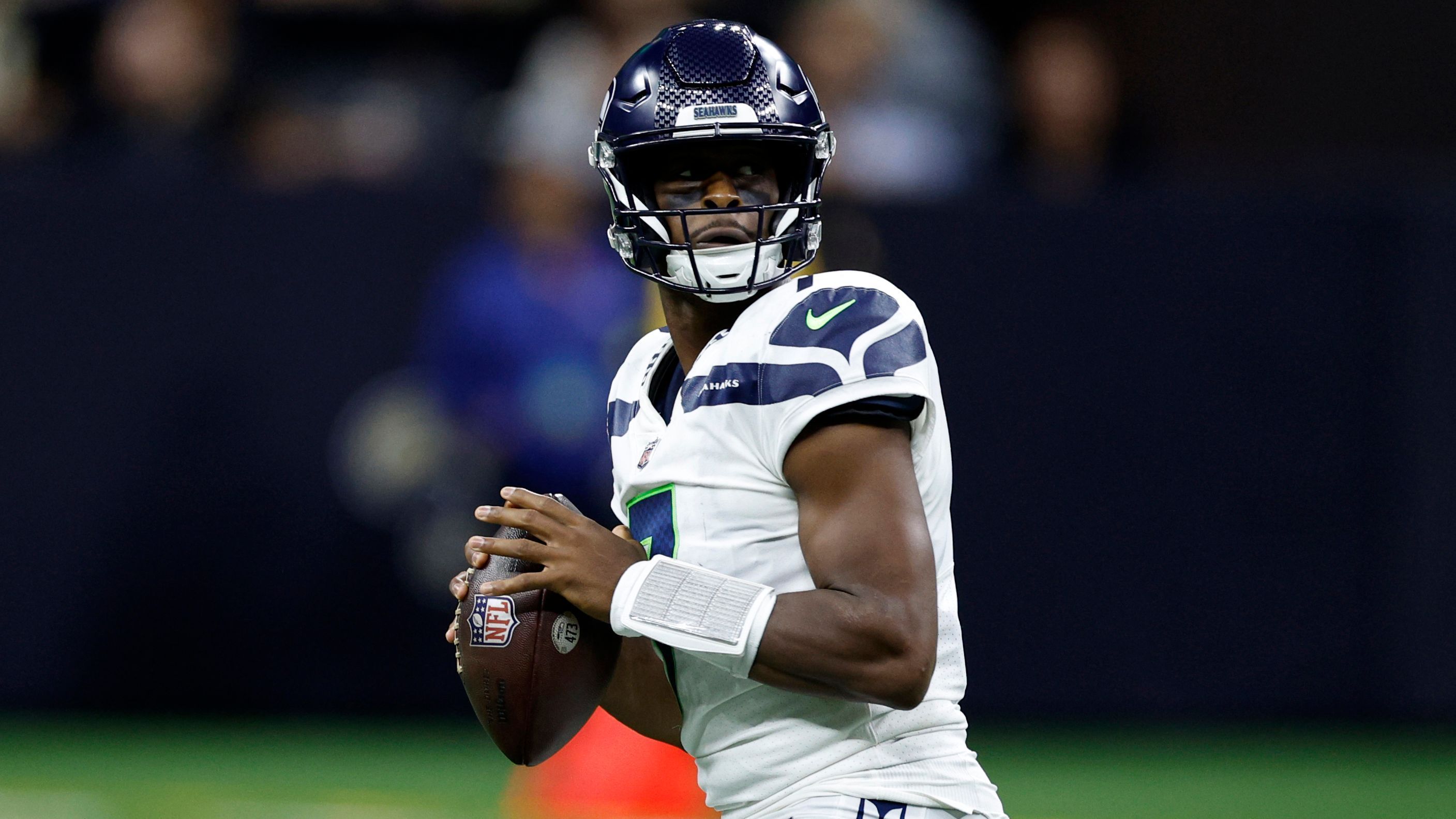 
                <strong>Smith liefert: Seahawks gewinnen Trade mit Broncos deutlich</strong><br>
                In Seattle hat man derweil ein breites Grinsen auf dem Gesicht. Der Kader-Umbruch geht schneller als erwartet von statten und Wilson-Nachfolger Geno Smith brilliert mit einem bärenstarken Auftritt nach dem anderen in seiner neuen Rolle. Die Franchise steht damit überraschend bei einer Bilanz von 3-3 und darf sich nach dem Sieg über den Division-Rivalen Arizona Cardinals durchaus Playoff-Hoffnungen machen, Smith gewinnt den Vergleich mit Wilson durch neun Passing Touchdowns und zwei Interceptions bei 1502 Yards Passing und einem QB-Rating von 108.1 deutlich.
              