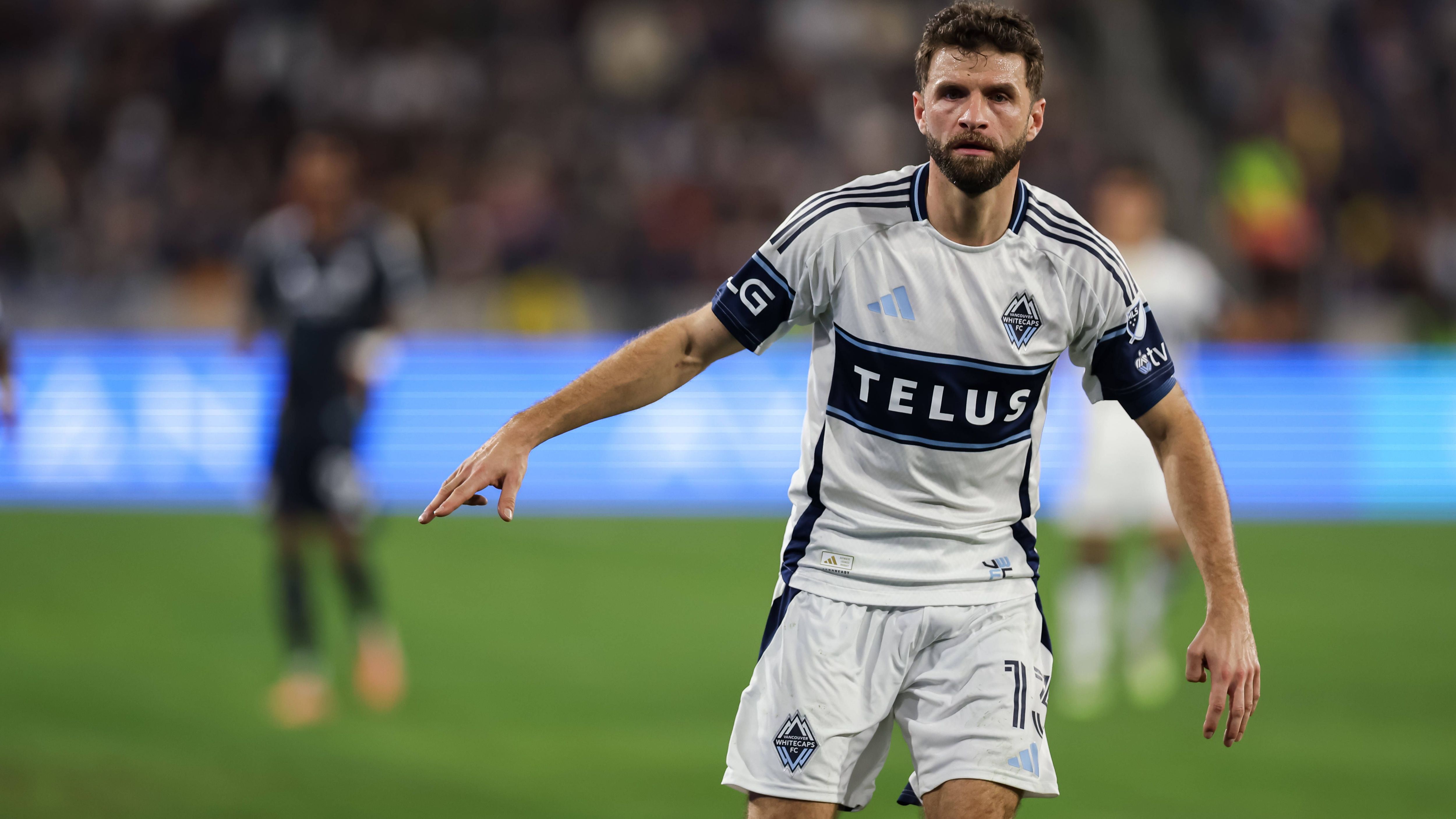 <strong>1. Thomas Müller (36) mit 35 Titeln<br></strong><strong>Gewonnene Titel:</strong> 1x Weltmeister (2014); 2x Champions-League-Sieger (2013, 2020); 13x Deutscher Meister (2010, 2013, 2014, 2015, 2016, 2017, 2018, 2019, 2020, 2021, 2022, 2023, 2025); 6x Deutscher Pokalsieger (2010, 2013, 2014, 2016, 2019, 2020); 2x UEFA-Supercup-Sieger (2013, 2020); 2x FIFA-Klub-Weltmeister (2014, 2021);<br>8x Deutscher Superpokalsieger (2010, 2012, 2016, 2017, 2018, 2020, 2021, 2022); 1x Kanadischer Pokalsieger (2025)<br><strong>Position</strong>: Hängende Spitze<br><strong>Vereine</strong>: FC Bayern München, Vancouver Whitecaps FC