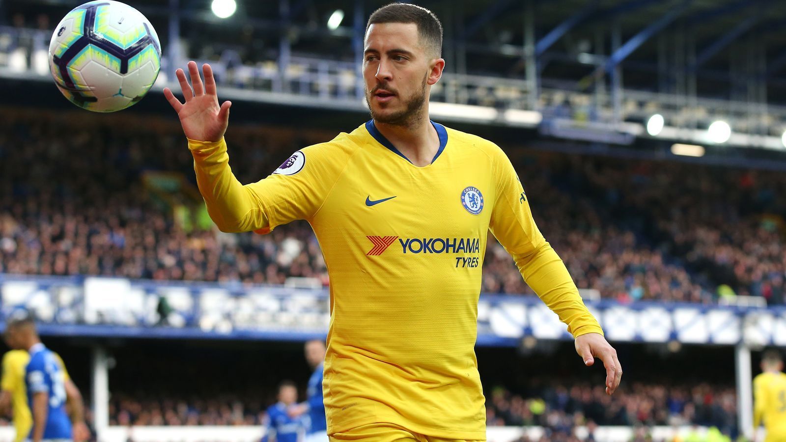 
                <strong>Mittelfeld - Eden Hazard</strong><br>
                Viereinhalb Jahre spielten Fabregas und der Belgier Eden Hazard bis Anfang 2019 beim englischen Topklub FC Chelsea Seite an Seite. In der Traumelf des Spaniers hat der Nationalspieler seinen Stammplatz links im Mittelfeld. 
              