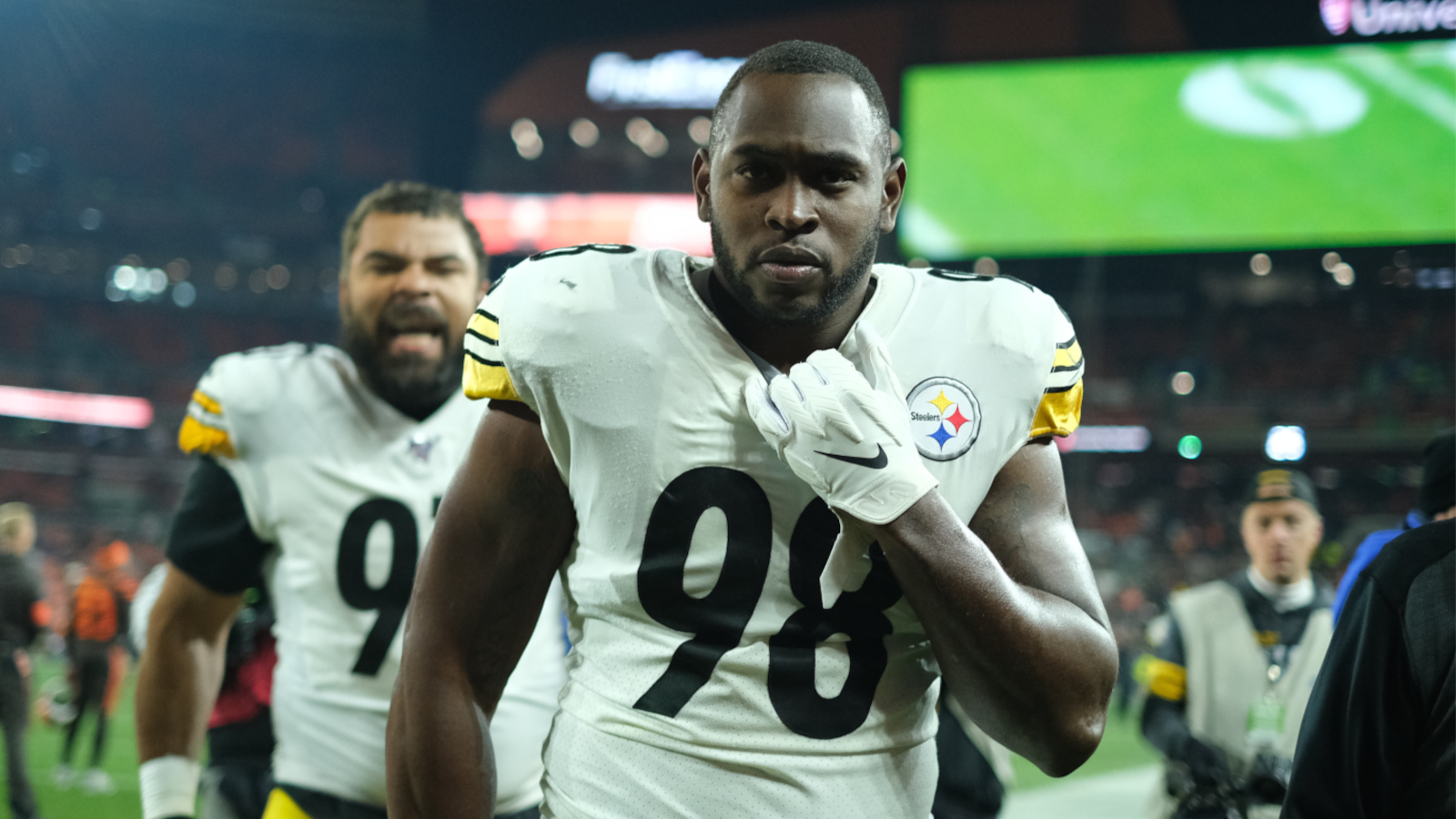 
                <strong>Vince Williams (Linebacker)</strong><br>
                Nach acht Saisons in der NFL macht Vince Williams Schluss. Der Linebacker, der seine gesamte NFL-Zeit für die Pittsburgh Steelers spielte, beendet seine Karriere im Alter von 31 Jahren. "Wir respektieren seine Entscheidung und möchten ihm für seine Zeit bei uns danken, da er zusätzlich zu seinen Beiträgen auf dem Spielfeld stets großen Charakter und Führungsqualitäten gezeigt hat. Wir wünschen Vince und seiner Familie alles Gute", teilte der General Manager der Steelers, Kevin Colbert, mit. Damit bricht Pittsburgh eine Stütze der vergangenen Jahre weg. In der letzten Saison startete Williams in 14 Spielen und sammelte dabei 70 Tackles und drei Sacks. Seine 14 Tackles for Loss waren der fünftbeste Wert aller Spieler in der Liga. ran zeigt, welche Spieler nach der Saison 2020/21 noch zurückgetreten sind.
              