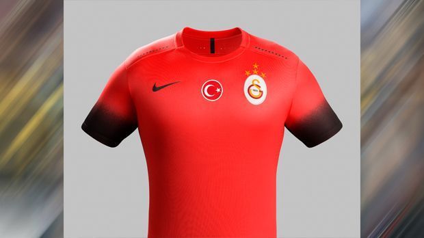 
                <strong>Galatasaray Istanbul (Ausweichtrikot)</strong><br>
                Auch Lukas Podolski und seine Teamkollegen von Galatasaray Istanbul dürfen sich über einen neuen Dress freuen. Der türkische Meister läuft in dieser Saison zu ausgewählten Auswärtsspielen komplett in Rot auf. Interessant angeordnet sind die vier Sterne für die 20 Meisterschaften über dem Vereinswappen.
              