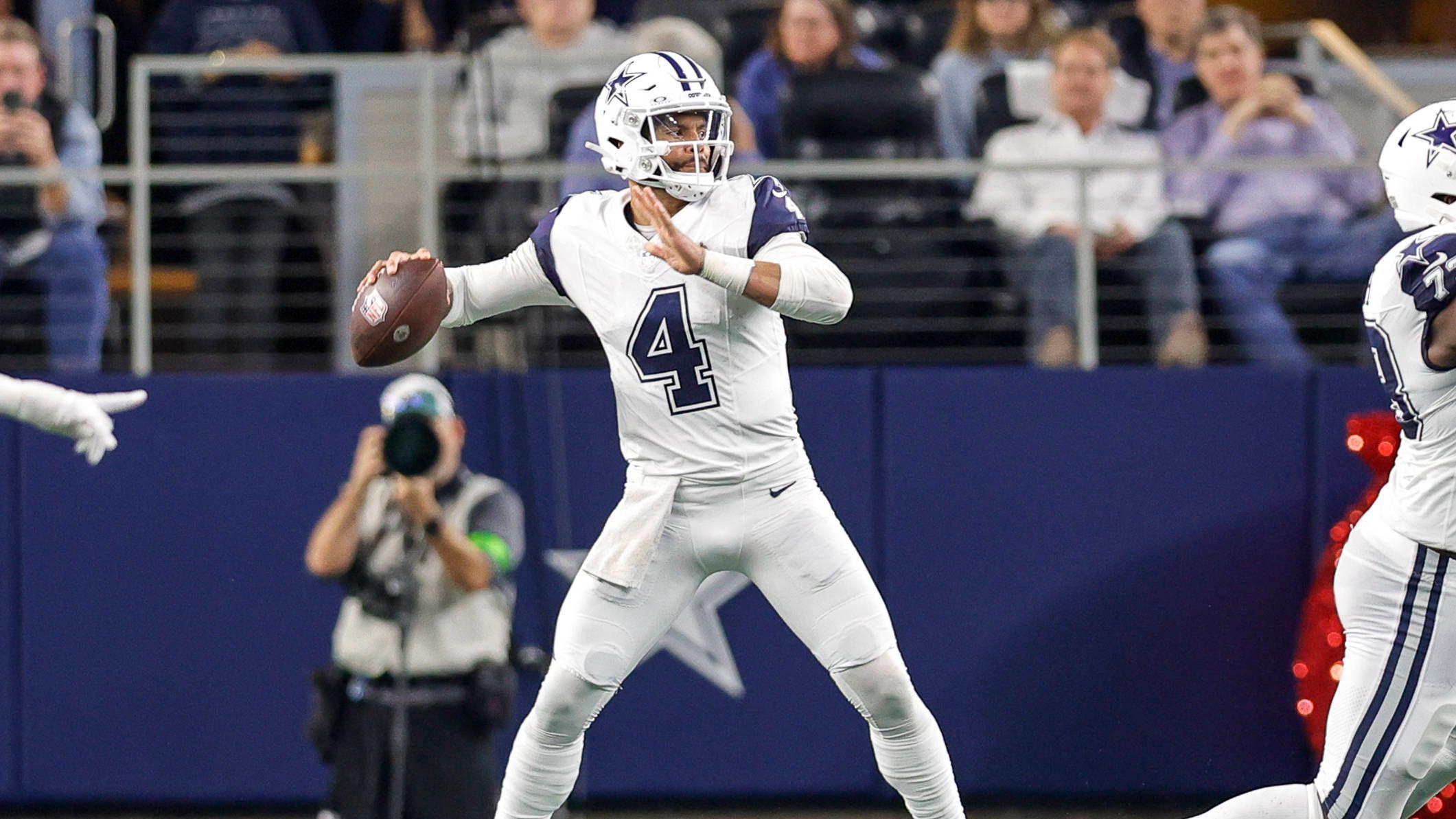 <strong>Passing Touchdowns</strong><br>1. Dak Prescott (Foto, Dallas Cowboys) - 36 Touchdowns<br>2. Jordan Love (Green Bay Packers) - 32 Touchdowns<br>3. Brock Purdy (San Francisco 49ers) - 31 Touchdowns<br>4. Jared Goff (Detroit Lions) - 30 Touchdowns<br>5. Josh Allen (Buffalo Bills) und Tua Tagovailoa (Miami Dolphins) - beide 29 Touchdowns