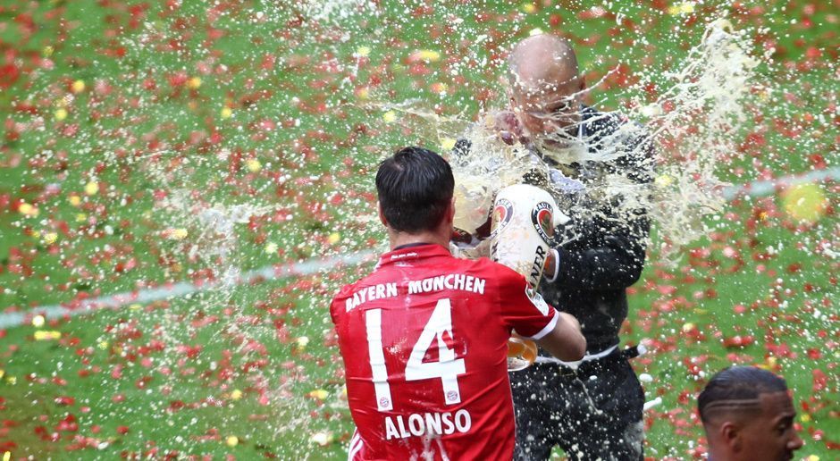 
                <strong>Xabi Alonso Bierdusche</strong><br>
                Zuvor gelang bereits Xabi Alonso eine erfolgreiche Attacke auf Guardiola. Immerhin: Die Frisur dürfte er damit nicht zerstört haben.
              