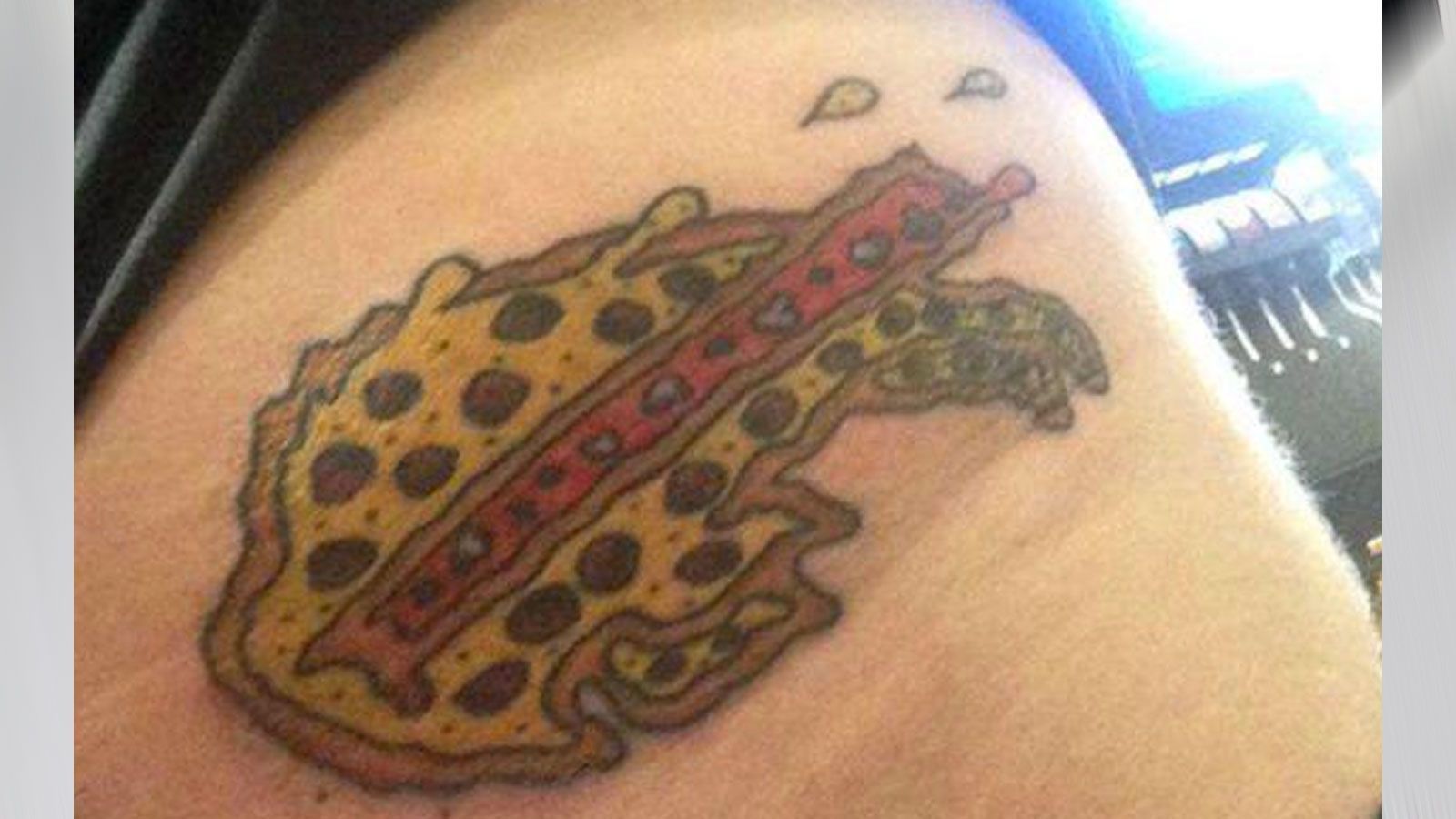 <strong>Buffalo Bills im Pizza-Style</strong><br>
                Pizza oder ein Tattoo? Warum nicht beides? Dieser betrunkene Fan ließ sich in einem Rauschzustand das Logo der Buffalo Bills im Pizza-Style auf den Körper stechen.