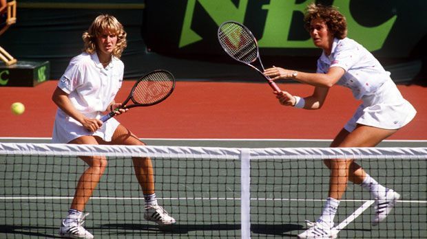 
                <strong>Spiel, Satz und Sieg: Die schönsten Erfolge von Steffi Graf und Co.</strong><br>
                Dynamisches Doppel: Steffi Graf (links) und Claudia Kohde-Kilsch bei einer Fed Cup-Partie 1987 - am Ende gewinnt Deutschland den Pokal zum ersten Mal in der Historie.
              