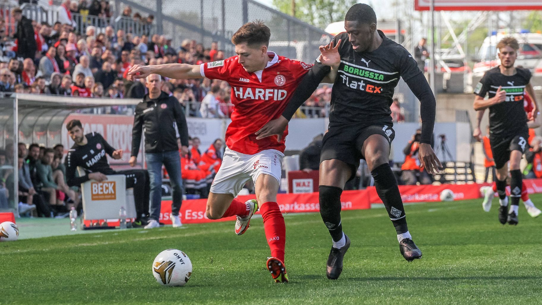 
                <strong>Borussia Mönchengladbach: Mamadou Doucoure</strong><br>
                "Ein Spieler, der oft als möglicher Flop betrachtet wird, ist Mamadou Doucoure. Doucoure wurde im Jahr 2016 von Paris Saint-Germain zu Borussia Mönchengladbach transferiert. Er galt als vielversprechendes Talent, aber seine Zeit bei Mönchengladbach war von Verletzungsproblemen geprägt. Doucoure hatte mit langwierigen Verletzungen zu kämpfen, die seine Einsatzzeiten stark einschränkten und seine Entwicklung beeinträchtigten. Er konnte nie sein volles Potenzial zeigen und blieb hinter den Erwartungen zurück."
              