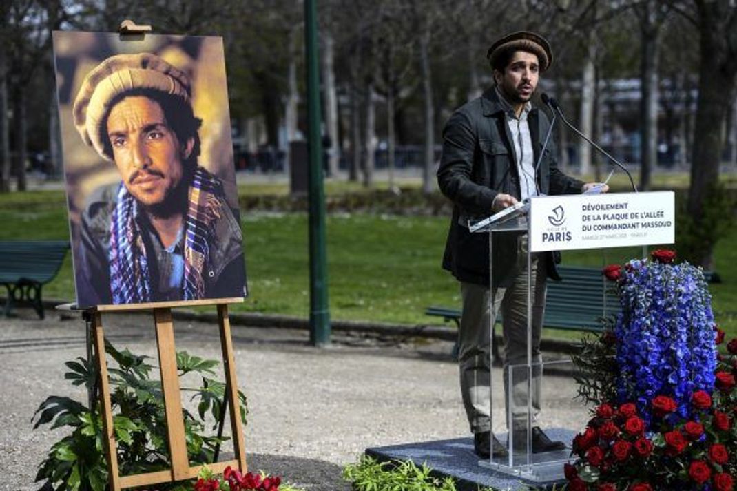 Ahmad Massoud Junior (rechts im Bild) hielt im März 2021 in Paris eine Ansprache über seinen gleichnamigen Vater (1953 bis 2001). Er wurde nach seinem Tod durch einen Al-Qaida-Anschlag 2001 zum "Nationalhelden der afghanischen Nation" ernannt.