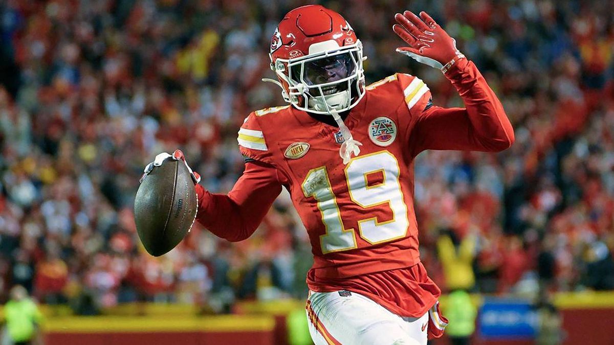 SPORTS-FBN-CHIEFS-TONEY-KC Kansas City Chiefs wide receiver Kadarius Toney (19) goes in for a touchdown that was nullified on a penalty during the second half against the Buffalo Bills game on Sund...