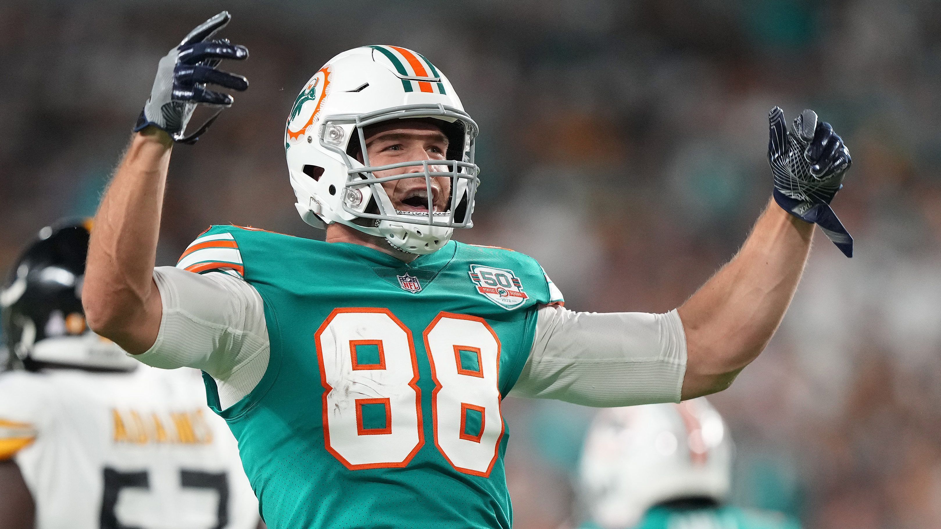 
                <strong>Mike Gesicki</strong><br>
                Ob Aaron Rodgers bei den Green Bay Packers bleibt oder nicht, ist das eine Problem. Das andere ist, dass die Packers zu wenige Anspielstationen haben. Während also Tight End Robert Tonyan ebenfalls Free Agent wird, könnte Green Bay ihn durch Mike Gesicki ersetzen, der bei den Miami Dolphins mehrfach gezeigt hat, dass er ein verlässlicher Pass-Catcher sein kann. Der Tight End könnte Rodgers oder dessen Nachfolger mehr Variabilität im Angriff bieten.
              