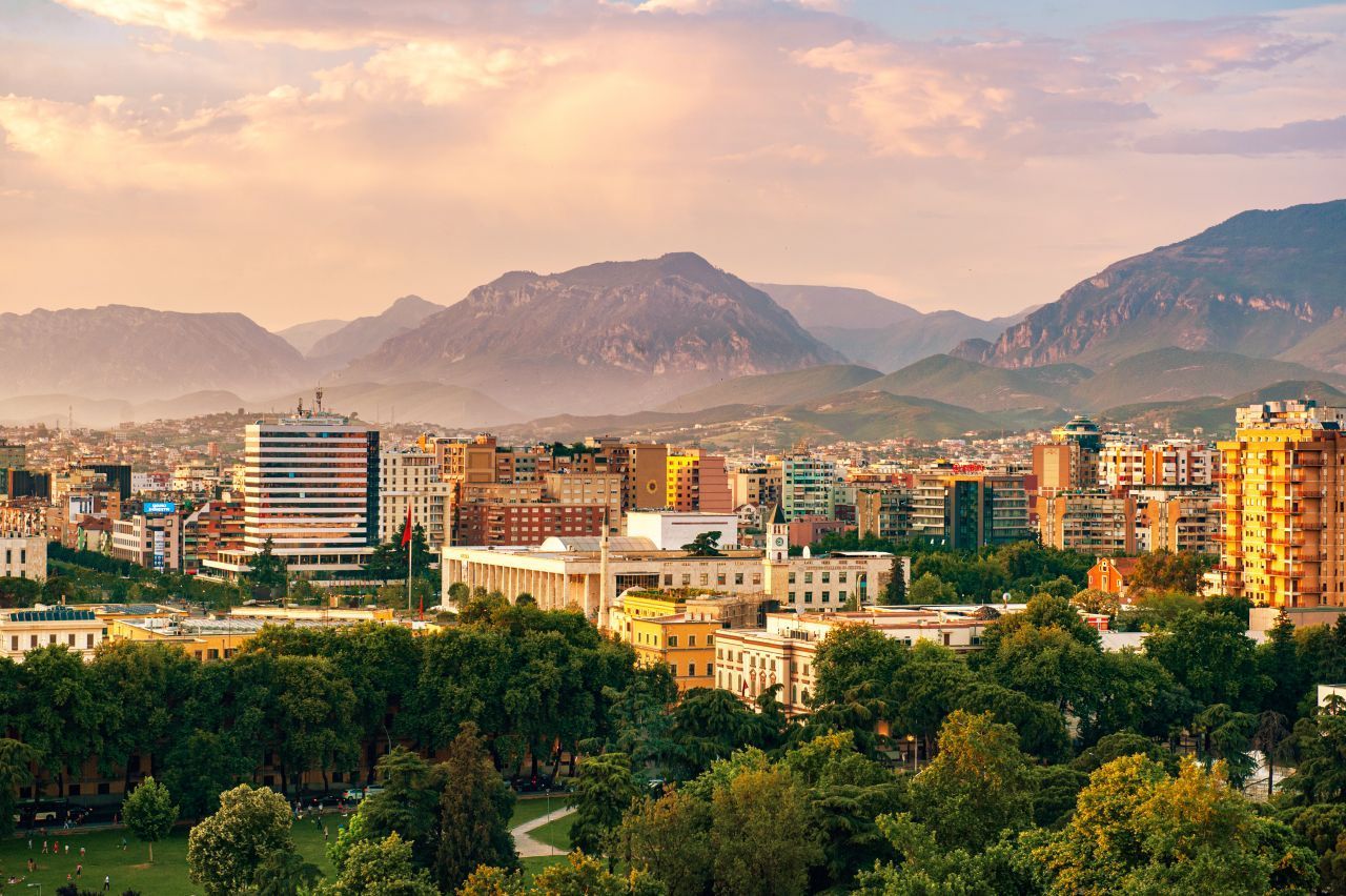 Der "Lonely Planet" kürte Tirana 2018 zum Trend-Reiseziel. Seither zieht es immer mehr Menschen in die Hauptstadt Albaniens. Der Mix aus sozialistischem Erbe und urbanem Lifestyle macht‘s. Pflichtprogramm: den Pracht-Boulevard vom Skanderberg-Platz bis zur Universität entlangschlendern, in einer Seilbahn-Gondel hinauf zum Hausberg Dajti fahren und das It-Viertel Blloku erkunden. 