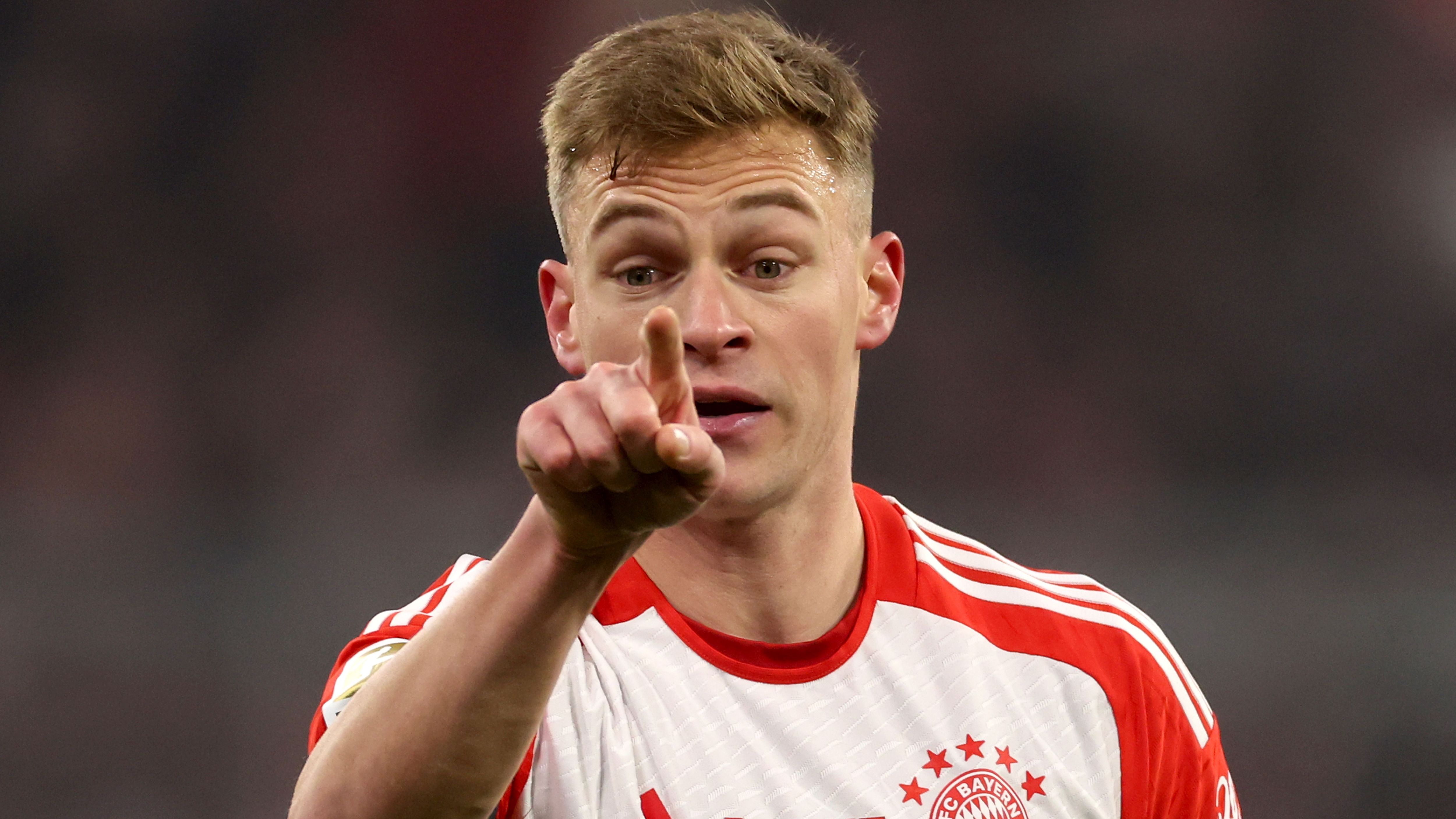 <strong>Joshua Kimmich: Seine Flexibilität zeichnet ihn aus<br></strong>Auch als Innenverteidiger spielte Kimmich in der Vergangenheit bereits. Seine enorme Flexibilität machte ihn einerseits für den FC Bayern und das DFB-Team unentbehrlich, wirklich heimisch wurde er andererseits aber auf kaum einer Position. <em><strong>ran</strong></em> blickt auf Kimmichs Karriere und zeigt, wie er immer wieder verschoben wurde.