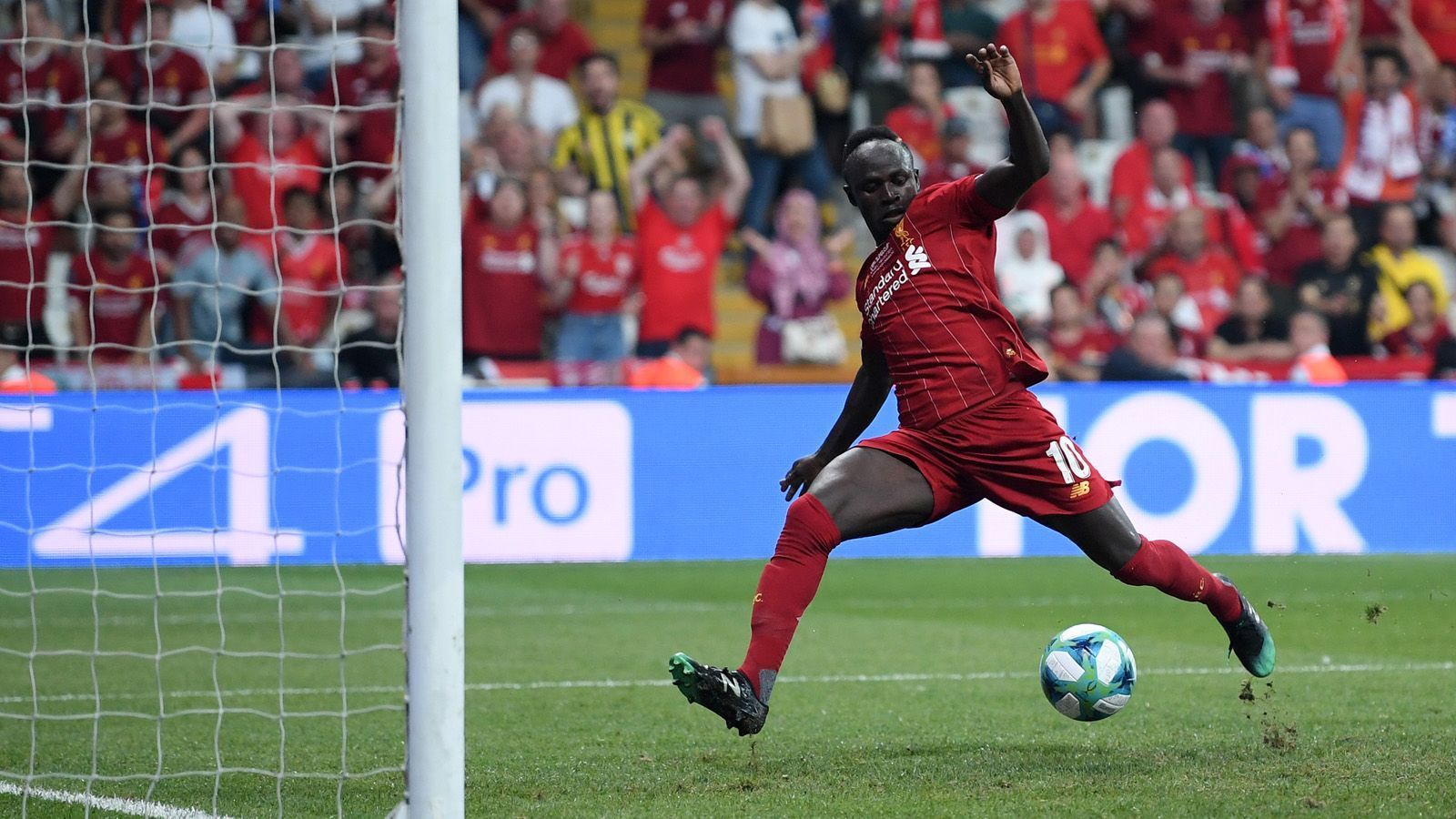 
                <strong>Sadio Mane (FC Liverpool)</strong><br>
                Im Zentrum aufgeboten. Versucht sich gleich in der 5. Minute an einem spektakulären Fallrückzieher. Nach einer halben Stunde dann per Kopf. Ansonsten vor der Pause nicht wirklich ins Spiel involviert. Das ändert sich nach dem Seitenwechsel schlagartig: Mane verwandelt Firminos Vorlage zum 1:1 (48.). Darf in der 96. Minute nochmal jubeln, als er den Ball erneut nach herrlichem Zusammenspiel mit Firmino sehenswert zum 2:1 in die Maschen drischt. Muss nach 102 Minuten vom Feld, obwohl er augenscheinlich gern weitergespielt hätte. Starke Leistung, und das trotz kurzer Vorbereitung. ran-Note: 1
              