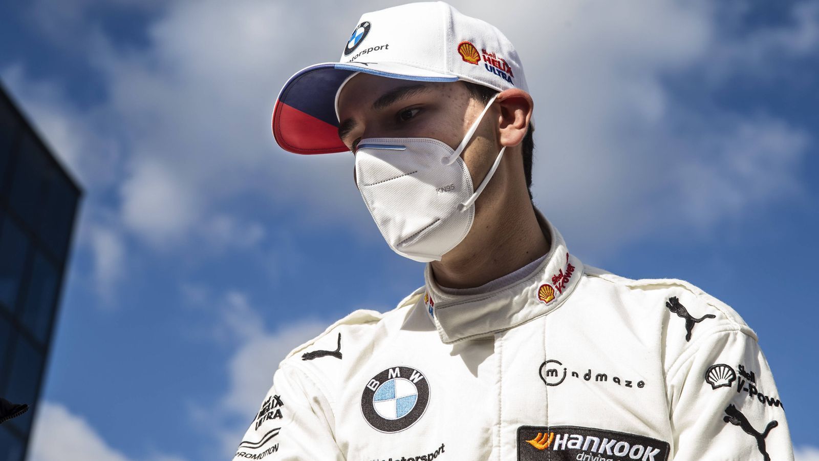 
                <strong>Sheldon van der Linde (BMW M6 GT3/Rowe Racing)</strong><br>
                Trotz seiner gerade einmal 21 Jahre ist Sheldon van der Linde in Sachen DTM seinem älteren Bruder Kelvin, der für Abt Sportsline startet, ein gutes Stück voraus. Denn während Kelvin in der DTM ein Newcomer ist, konnte Sheldon, bei seinem Debüt 2019 mit 19 Jahren und 356 Tagen der zweitjüngste Fahrer und zudem der erste Südafrikaner in der DTM, bereits einige Erfolge einfahren. So triumphierte er im vergangenen Jahr in Assen, was gleichzeitig den ersten DTM-Sieg eines Südafrikaners überhaupt bedeutete.
              