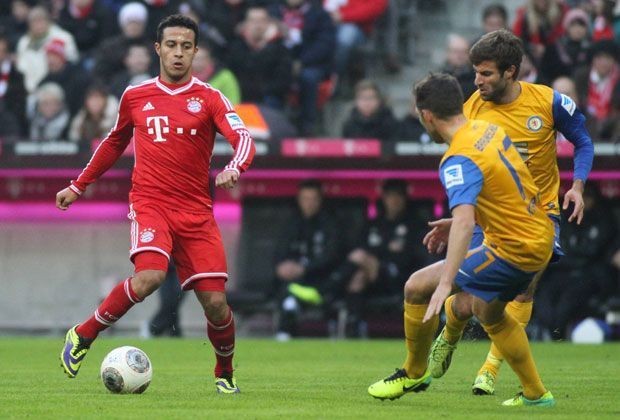
                <strong>Thiago (FC Bayern)</strong><br>
                Platz 8: Vor seiner Verletzung ist Thiago Alcantara die prägende Figur beim FC Bayern. Beim 2:0-Sieg gegen Eintracht Braunschweig ist der Spanier 149 Mal am Ball.
              