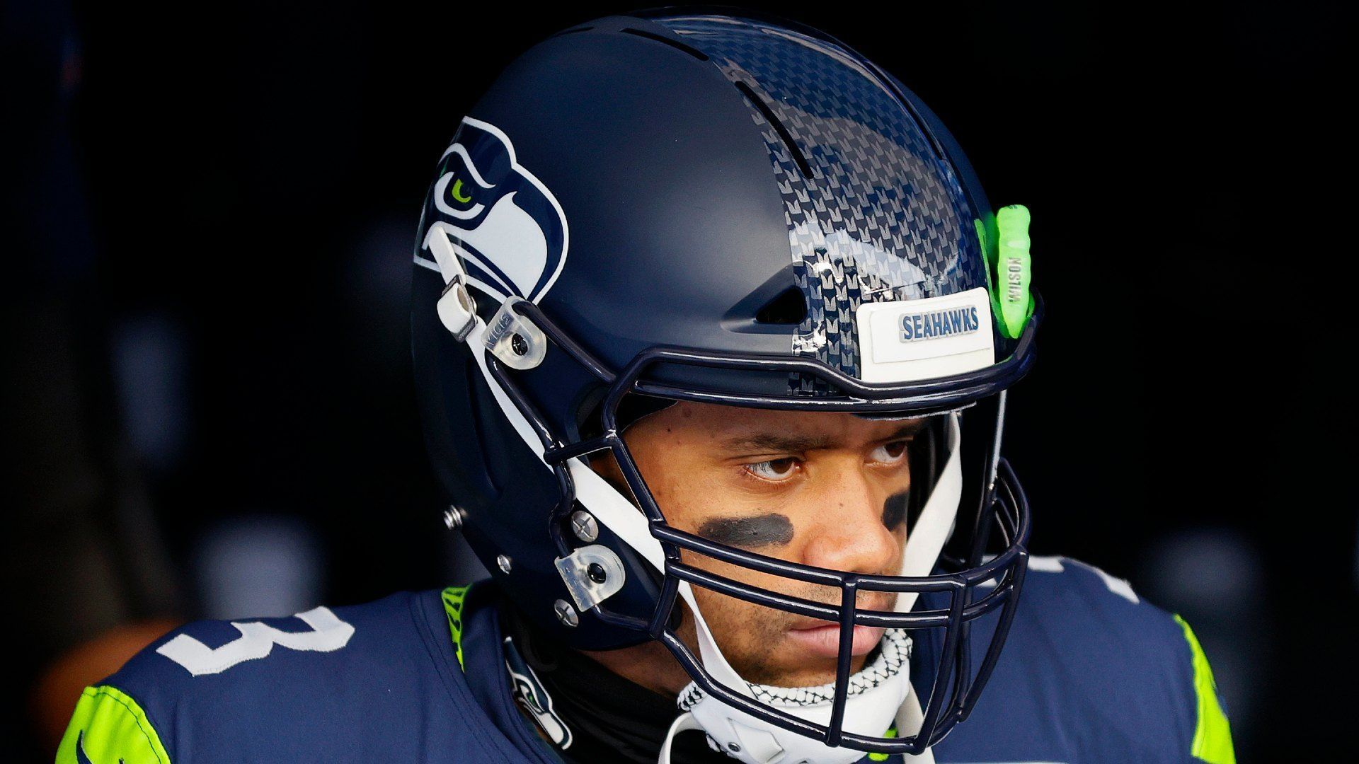 
                <strong>Verlierer: Russell Wilson</strong><br>
                Wenn es einen Wunsch gibt, den Franchise-Quarterback Russell Wilson in den vergangenen Wochen an das Front Office in Seattle herangetragen hat, dann wohl die Bitte nach einer deutlichen Verbesserung der Offensive Line. Mit lediglich drei Picks waren den Seahawks im Draft die Hände weitestgehend gebunden, es hätte jedoch im Laufe der zweiten Runde besonders in der tiefen Tackle-Klasse sowie auf der Center-Position einige Spieler nach Wilsons Geschmack gegeben. Stattdessen entschieden sich die Verantwortlichen in Seattle für Wide Receiver D'Wayne Eskridge, der zwar schematisch nach Seattle passt, doch nicht wertvoll genug für einen der wenigen Seahawks-Picks in dieser Saison war. Mit D.K. Metcalf sowie Tyler Lockett sind sie hier ohnehin hochklassig besetzt. 
              