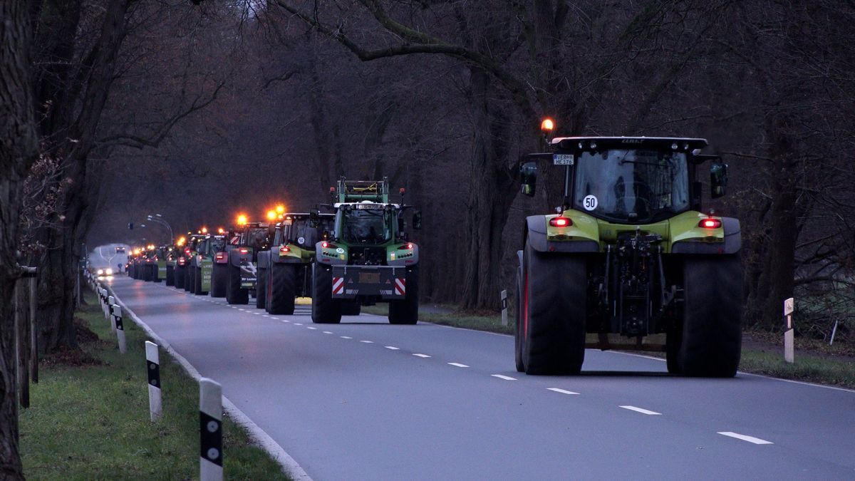 17.12.2023, Niedersachsen, Ottersberg: Landwirt:innen fahren mit ihren Traktoren zur Protestdemo nach Berlin.
