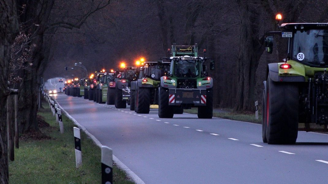 17. Dezember 2023 in Niedersachsen: Landwirt:innen fahren in Richtung Berlin, um gegen eine Streichung der Agrardiesel-Subvention und der Kfz-Steuerbefreiung für die Landwirtschaft zu protestieren. Diesen Montag ist eine Kundgebung geplant.