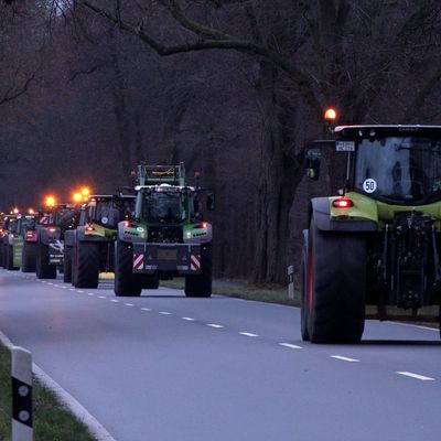 17.12.2023, Niedersachsen, Ottersberg: Landwirt:innen fahren mit ihren Traktoren zur Protestdemo nach Berlin.