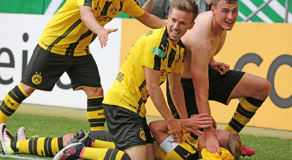 
                <strong>U19-Bundesliga - Der Titelverteidiger</strong><br>
                Im vergangenen Jahr setzte sich die U19 des BVB im Finale gegen die TSG Hoffenheim mit 5:3 durch. Die Dortmunder Matchwinner damals: Janni-Luca Serra (re.) mit zwei Toren und Kapitän Felix Passlack, der mittlerweile regelmäßig bei den Profis aufläuft. Im Halbfinale hatten die Borussen damals 1860 München ausgeschaltet. Hoffenheim hatte sich in der Vorschlussrunde gegen Werder Bremen durchgesetzt. Während sich die TSG-Junioren diese Saison nicht für die Endrunde qualifizierten, ist mit dem BVB-Nachwuchs auch in diesem Jahr wieder zu rechnen.
              