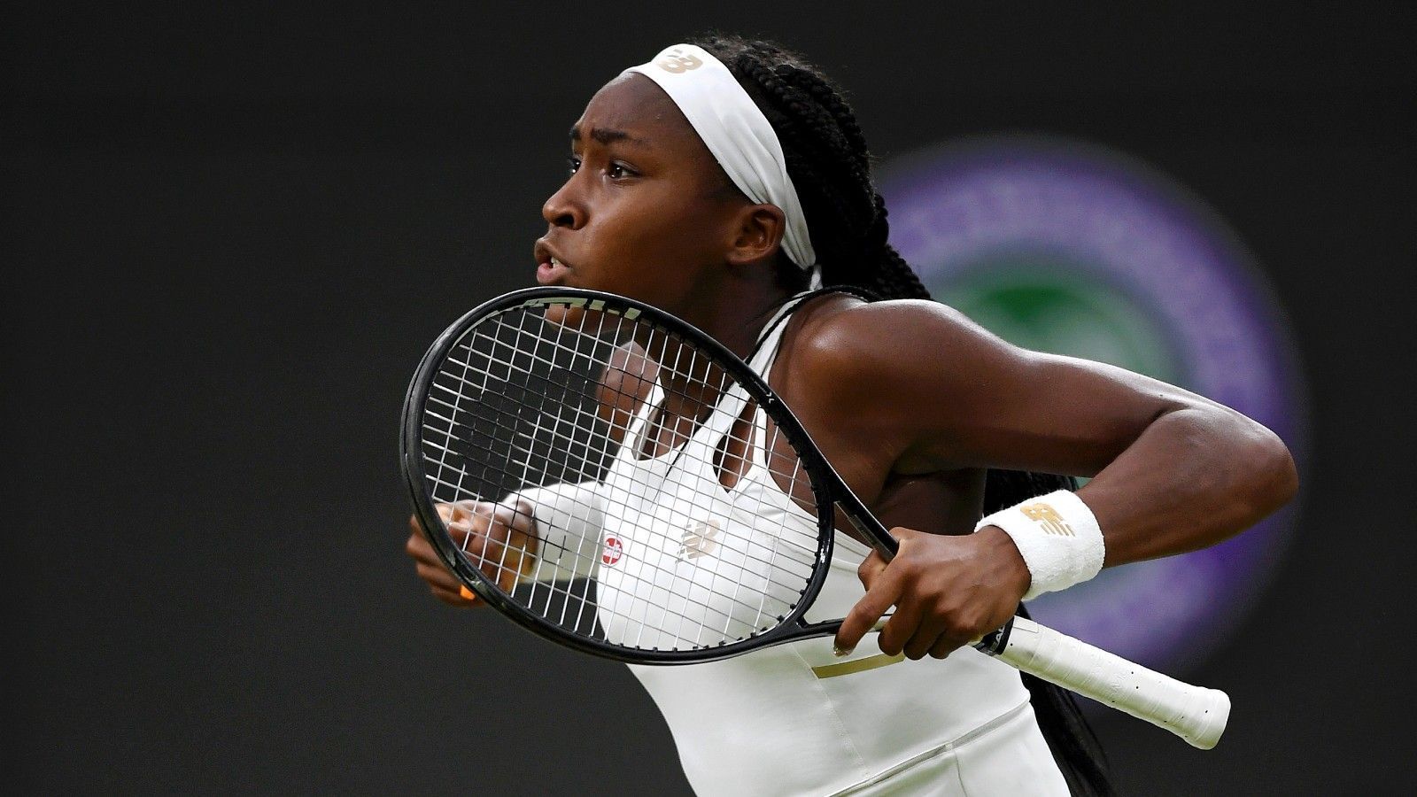 
                <strong>Cori Gauff: Wunderkind erobert Wimbledon</strong><br>
                Coris Erfolgsgeheimnis ist ihre Unbekümmerheit. "Ich spiele ohne Druck. Ich sage mir immer, was immer auch passiert, passiert." Vielleicht ja die ganz große Sensation auf dem heiligen Rasen von Wimbledon.
              