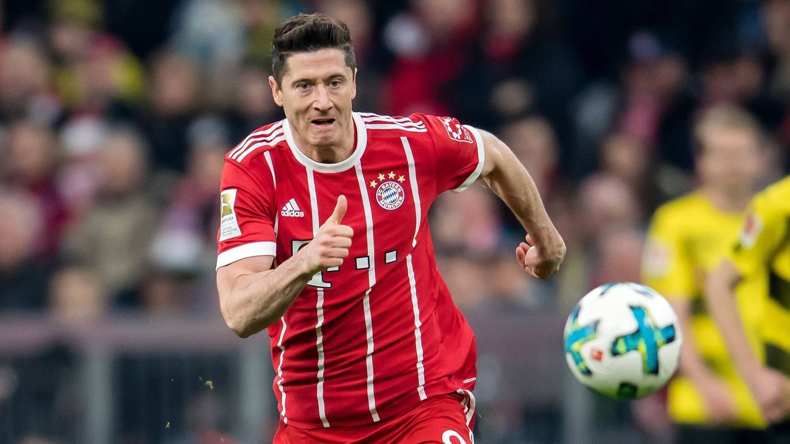 
                <strong>Robert Lewandowski, dreimal Bundesliga-Torschützenkönig</strong><br>
                Bundesliga-Spiele/-Tore: 131/74 für Dortmund, 184/155 für die Bayern. Der polnische Nationalspieler heuert 2010 bei Borussia Dortmund an und bleibt für vier sehr erfolgreiche Jahre: Meister 2011, Double 2012, Finale Champions League 2013, Torschützenkönig 2014. Mit Serienmeister Bayern München gewinnt er fünf Meisterschaften in Folge, dazu zwei Mal den Pokal und drei Torjägerkanonen. 
              
