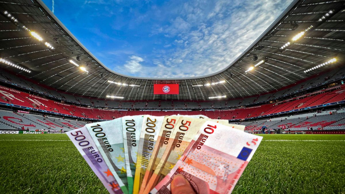 28.02.2024, Das Millionengeschäft Fussball Bundesliga (Symbolbild, Geldscheine am Spielfeldrand im leeren Stadion), *** 28 02 2024, The million-dollar business of the Bundesliga symbol image, bankn...