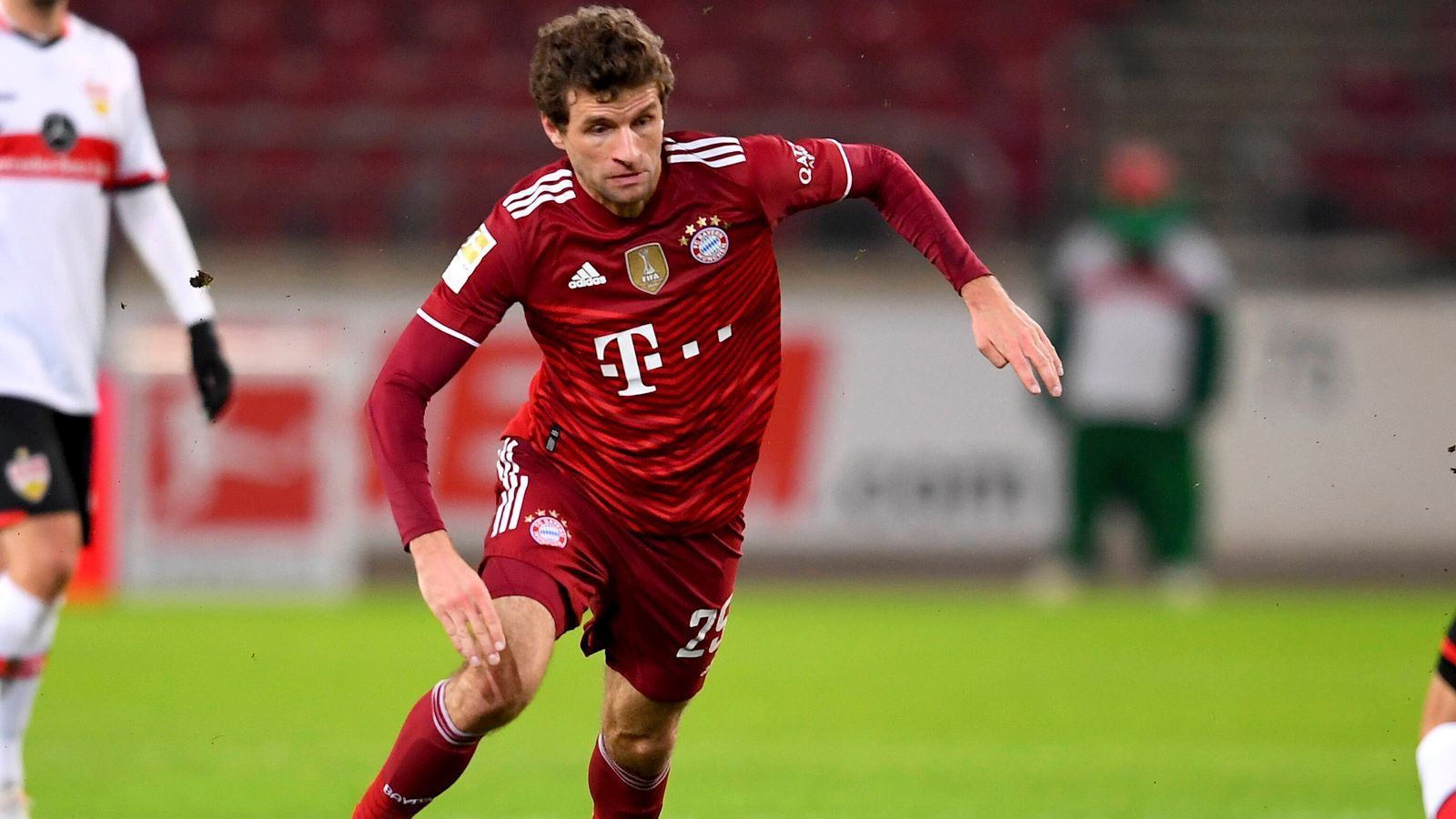 
                <strong>Thomas Müller</strong><br>
                Gibt wie immer das freie Radikal im Zentrum, rückt nach Sanes Einwechslung ein wenig weiter nach vorne. Verschafft sich Räume und sucht immer wieder Lewandowski oder Gnabry, agiert in der ersten Halbzeit dabei noch glücklos. Auch im Zweikampfverhalten nicht ganz so überzeugend. Nach der Pause deutlich auffälliger, liefert die Assists zu Gnabrys 2:0 und 5:0. In der 78. Minute für Cuisance ausgewechselt. ran-Note: 3
              