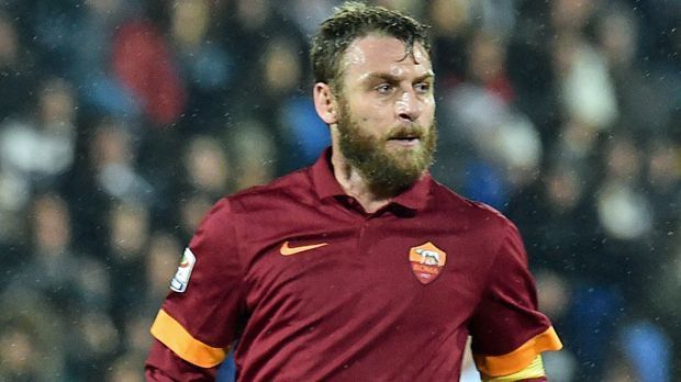 
                <strong>Daniele de Rossi (AS Rom)</strong><br>
                Platz 1: Daniele de Rossi - Die Ikone des AS Rom ist der Topverdiener der Serie A. Er kassiert bis Sommer 2017 angeblich 6,5 Millionen Euro jährlich. Neben Altstar Francesco Totti ist de Rossi seit Jahren das Aushängeschild des Hauptstadt-Klubs und wird auch dementsprechend entlohnt.
              