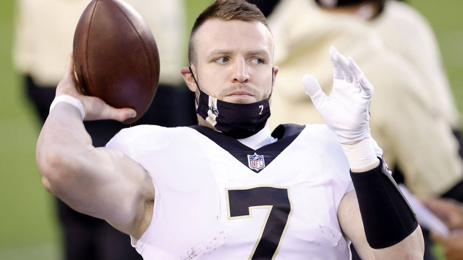 
                <strong>Taysom Hills "Verlängerung" bei den Saints</strong><br>
                Wer nun denkt, wilder kann es ja wohl nicht mehr werden, wird hier direkt eines Besseren belehrt. Willkommen in der Welt der wundersamen Verträge bei den New Orleans Saints! Der neue Vierjahresvertrag von Taysom Hill mit einem Volumen von 140 Millionen US-Dollar hat natürlich für Aufsehen gesorgt. Dabei ist gerade der finanzielle Teil im Grunde unerheblich. Denn von den 140 Millionen US-Dollar werden die Saints Hill ganz genau null Cent überweisen. Und die vier zusätzlichen Vertragsjahre sind allesamt "Void Years". Schon wieder dieser Begriff: Diese Geistergehälter sind nicht neu, wurden aber früher nicht veröffentlicht, weil die Summe nur zur Einhaltung einer NFL-Regel zum Tragen kommt. So darf das Gehalt binnen eines Jahres nach einer Neuverhandlung des Vertrags nicht erneut angehoben werden. Sollten sich die Saints also mit Hill in einem Jahr wieder an den Verhandlungstisch setzen, wären keine 140,1 Millionen US-Dollar für ihn drin. Was natürlich ohnehin völlig unrealistisch wäre, selbst wenn er das Team zum Titel führen würde ...
              