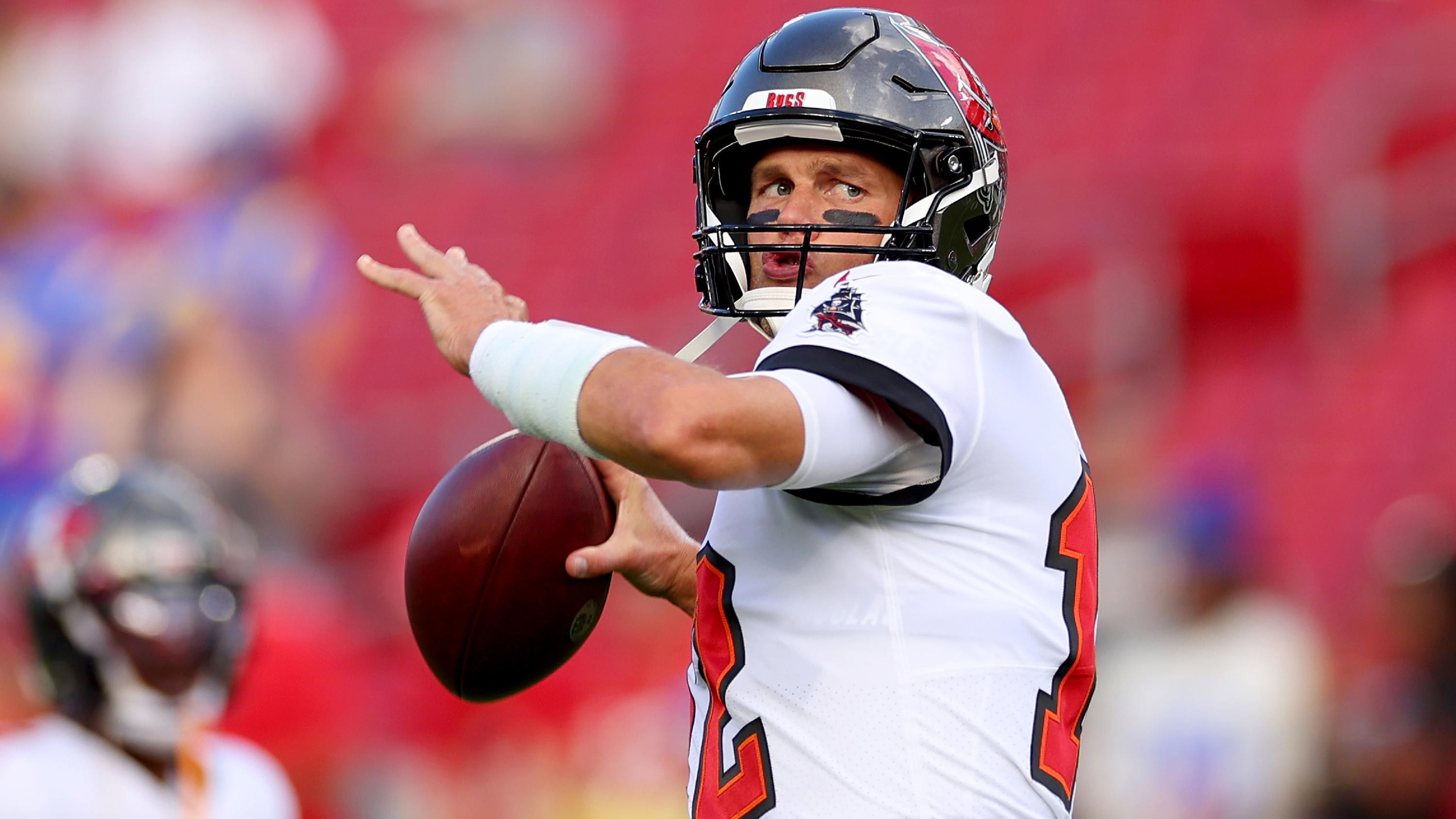 
                <strong>Zweitmeiste Passing Yards</strong><br>
                Mit insgesamt 2547 Yards steht Brady zurzeit auf Rang zwei der Passing Yards. Gegen die Rams hat er die Schallmauer von 100.000 Passing Yards in seiner NFL-Karriere durchbrochen. Einzig Star-Quarterback Patrick Mahomes steht in der laufenden Saison mit 2605 Yards bei gerade einmal acht Spielen an der Spitze der Passing Leaders und damit über Brady. Was die Passgenauigkeit anbelangt, liegt der Altmeister bei einer Percentage von 65,3 - damit befindet sich Brady ungefähr im Durchschnitt aller NFL-Quarterbacks.
              