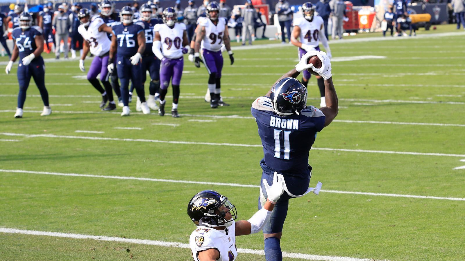 
                <strong>Tennessee Titans Offense</strong><br>
                Am dringendsten benötigen die Titans einen weiteren starken Wide Receiver neben A.J. Brown (Bild). Dafür dürfte der Pick 22 in der ersten Runde genutzt werden. Auch in der O-Line könnten die Titans noch Verstärkung gebrauchen und auch ein Running Back, der Derrick Henry entlastet, könnte im Draft geholt werden.
              