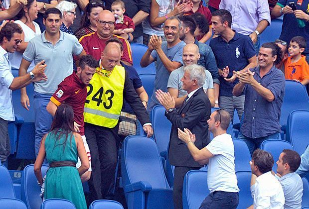 
                <strong>Die Fans sind gerührt</strong><br>
                Für diese süße Aktion spenden die Roma-Anhänger reichlich Applaus, nur einer spielt nicht mit - der Schiedsrichter. Florenzi sieht für seinen kuriosen Torjubel die Gelbe Karte. Tja, Regeln sind eben Regeln ...
              