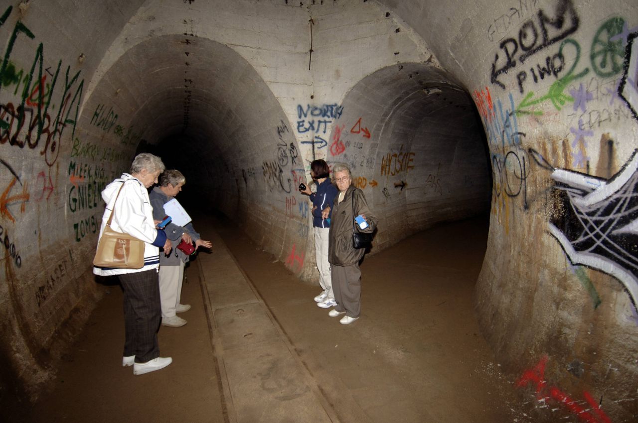 Tourist:innen in den Tunnelgängen einer Bunkeranlage des Ostwalls bei Boryszyn.