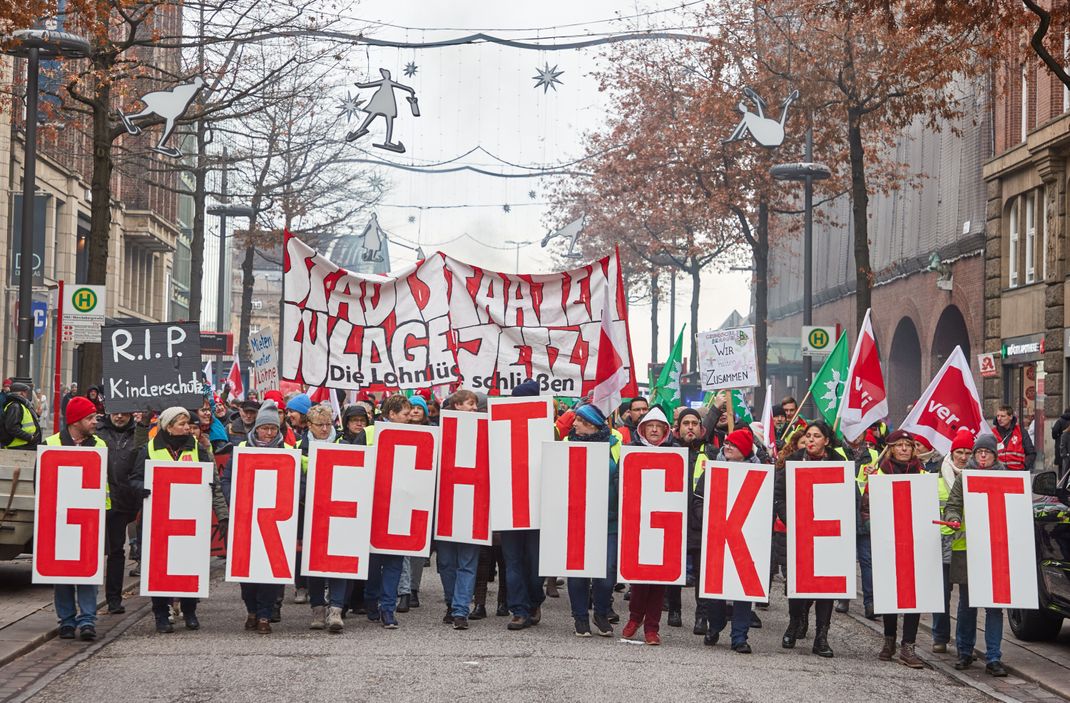 In den Stadtstaaten Berlin, Hamburg und Bremen blieben am Mittwoch wegen eines Warnstreiks viele Schulen, Kitas und Behörden geschlossen.