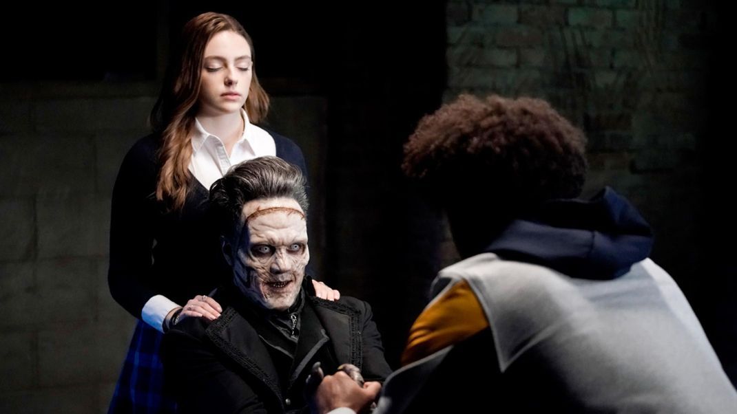 Der Nekromant (Ben Geurens, m.) ist in "Legacies" eine der bedrohlichsten Figuren für die Mitschüler:innen von Tribrid Hope (Danielle Rose Russell, l.) und Vampir Milton "MG" (Quincy Fouse, r.).