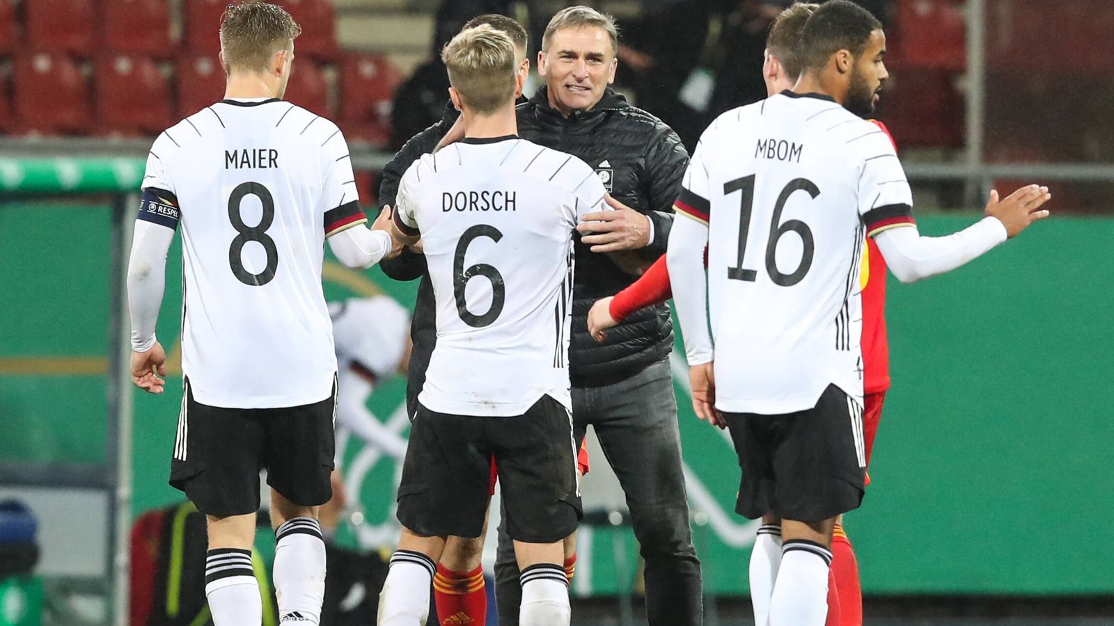 
                <strong>U21-EM 2021 - das sind die Gegner der DFB-Junioren</strong><br>
                Jetzt stehen sie als fest: die Gegner der deutsche U21-Nationalmannschaft. Das Team von Bundestrainer Stefan Kuntz trifft bei der U21-EM in Ungarn und Slowenien im kommenden Jahr 2021 in Gruppe A auf Co-Gastgeber Ungarn, Rumänien und die Niederlande. Kuntz spricht in einem ersten Statement von einer "interessanten und schwierigen Gruppe". ran.de stellt die Gegner der DFB-Junioren vor.
              