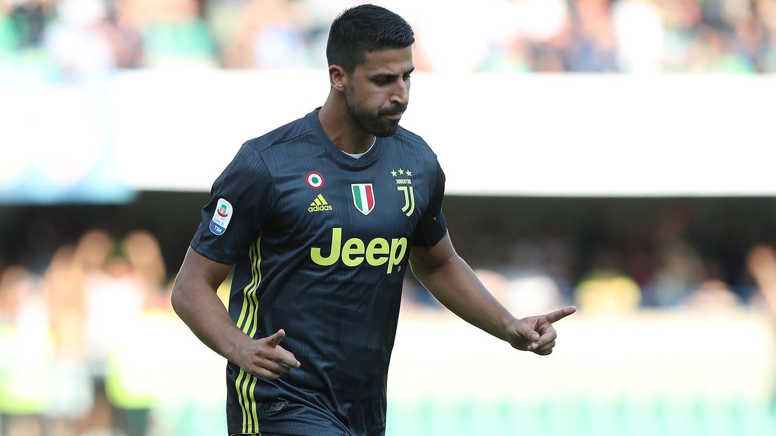 
                <strong>Sami Khedira</strong><br>
                Mit dem Sami Khedira antwortete Juventus Turin im Sommer 2015 auf die Abgänge von Andrea Pirlo und Arturo Vidal. Der deutsche Weltmeister wurde ablösefrei von Real Madrid verpflichtet. Trotz zahlreicher Verletzungen hatte er lange Zeit einen guten Stand beim damaligen Serienmeister Italiens. Bis Anfang 2021 absolvierte der Weltmeister von 2014 145 Pflichtspiele für die "Alte Dame", dann ging er noch für ein halbes Jahr zu Hertha BSC, wo er im Sommer 2021 seine Karriere beendete. 
              