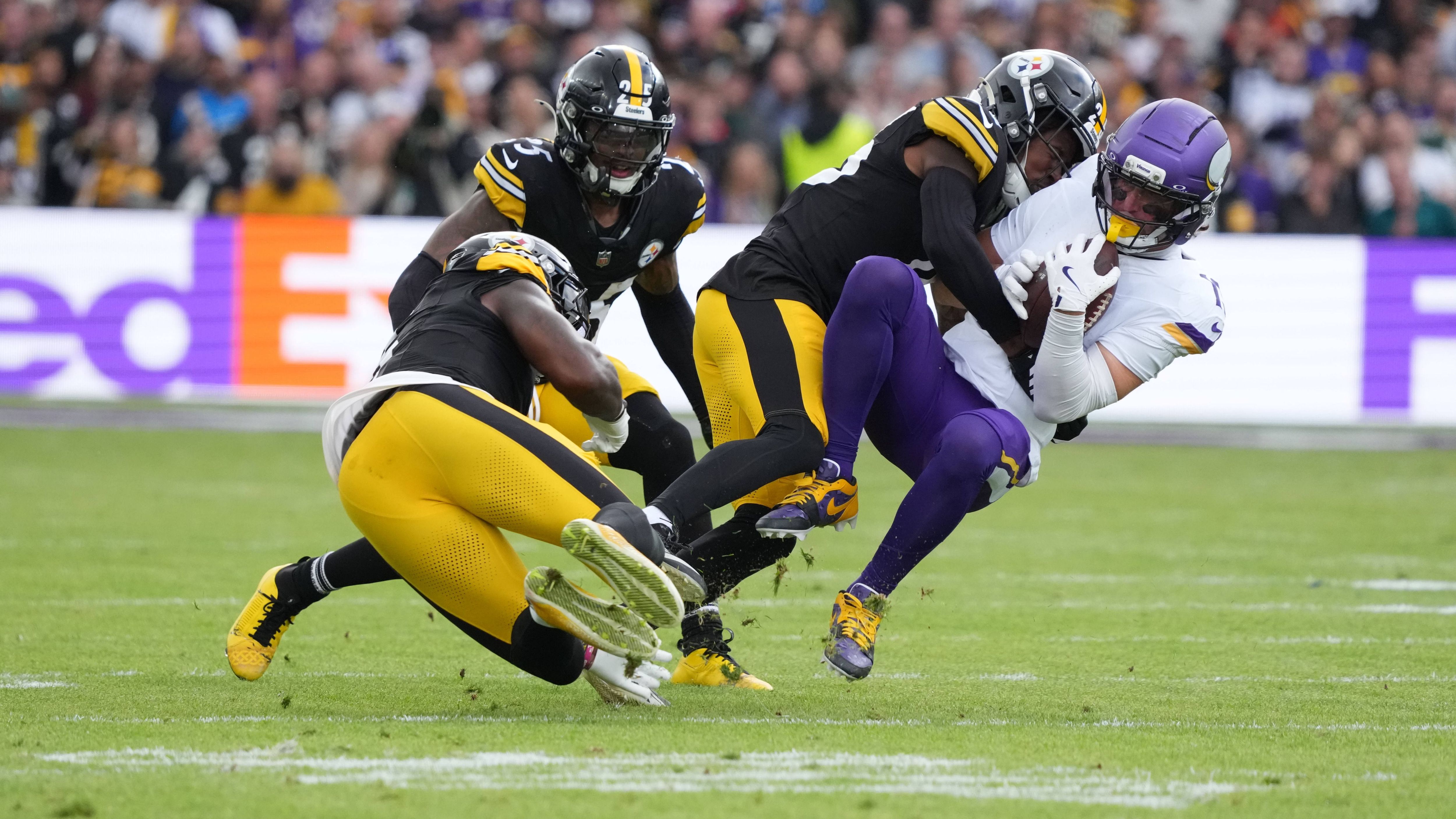 <em><strong>Adam Thielen (Pittsburgh Steelers)</strong><br>Wenige Stunden nach seinem Aus bei den Minnesota Vikings hat Adam Thielen einen neuen Arbeitgeber gefunden: Die Pittsburgh Steelers claimen den Wide Receiver vom Waiver Wire. Damit behält der Vertrag von Thielen sein Volumen. Thielen hatte zuvor die Vikings darum gebeten, ihn zu entlassen, um sich einem Contender anschließen zu können. Dafür mussten die Steelers jedoch Platz im Kader machen...</em>
