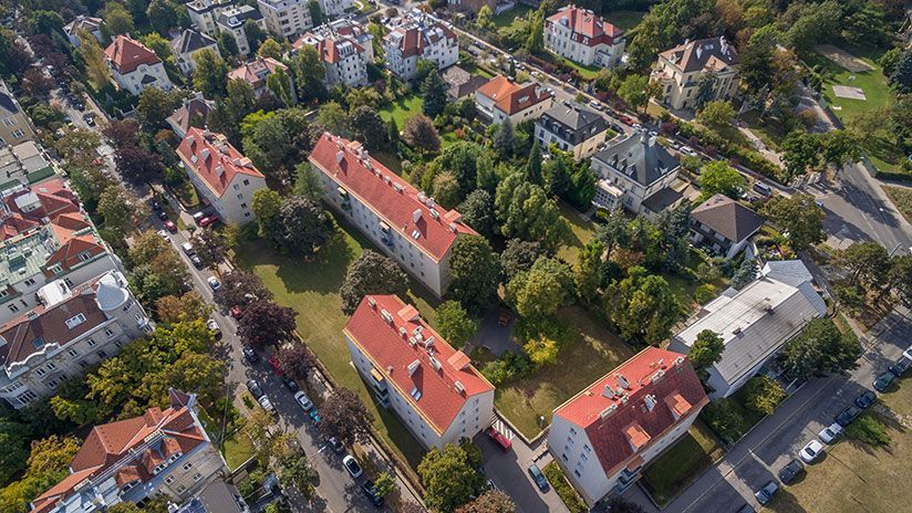 Der Gemeindebau in der Cottagegasse wurde in der Wiederaufbauzeit nach dem Zweiten Weltkrieg errichtet. Durch seine Lage im 19. Wiener Gemeindebezirk konnte auch den ärmeren Bevölkerungsgruppen ein Leben in Grünruhelage ermöglicht werden.