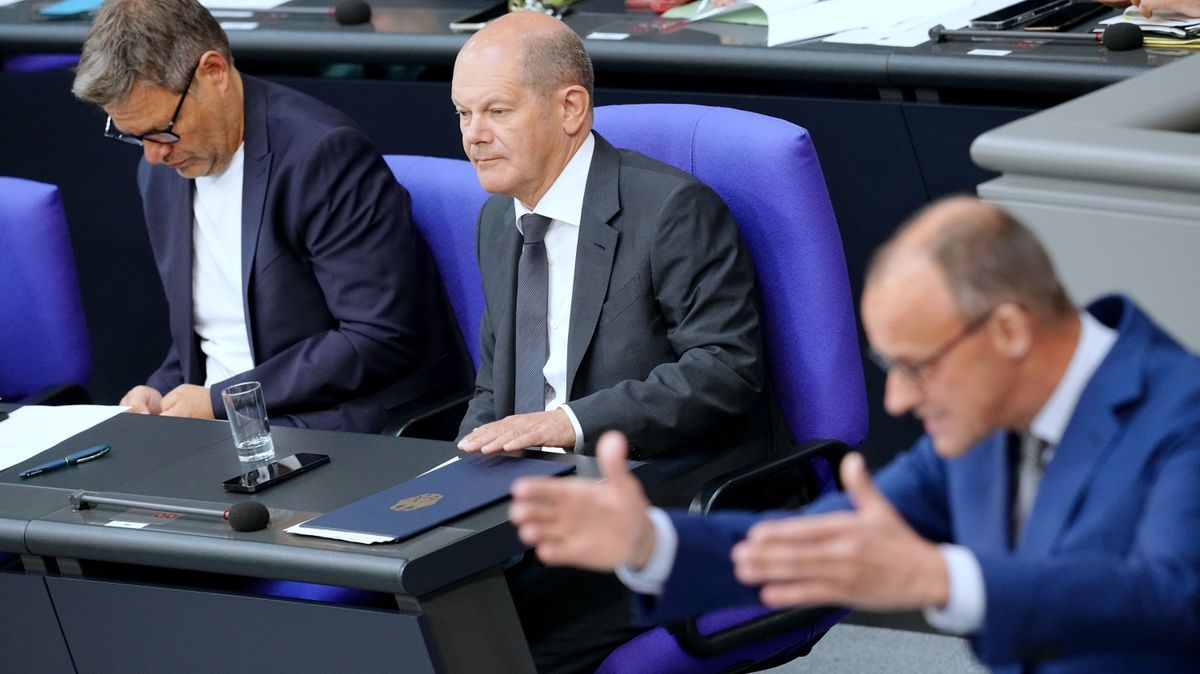 CDU-Chef Merz spricht im Bundestag, während Kanzler Scholz und Vize Habeck zuhören.