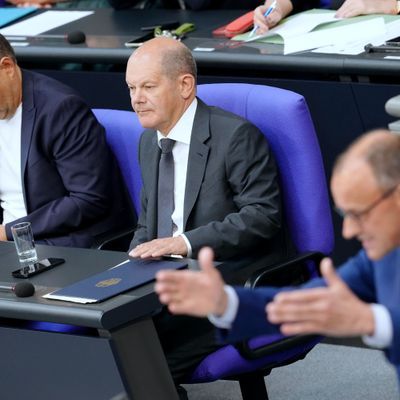 CDU-Chef Merz spricht im Bundestag, während Kanzler Scholz und Vize Habeck zuhören.