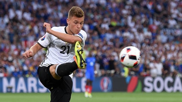 
                <strong>Joshua Kimmich (FC Bayern München)</strong><br>
                Sommer 2015: Joshua Kimmich (20) für 8,5 Millionen Euro vom VfB Stuttgart zum FC Bayern München.
              