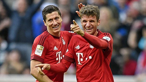 
                <strong>Bayern München (Robert Lewandowski und Thomas Müller)</strong><br>
                Bayern München (Deutschland, 45 Tore in 16 Bundesliga-Spielen): Robert Lewandowski (li., 15 Tore) + Thomas Müller (13 Tore) = 62,2% der Treffer (28 Tore).
              