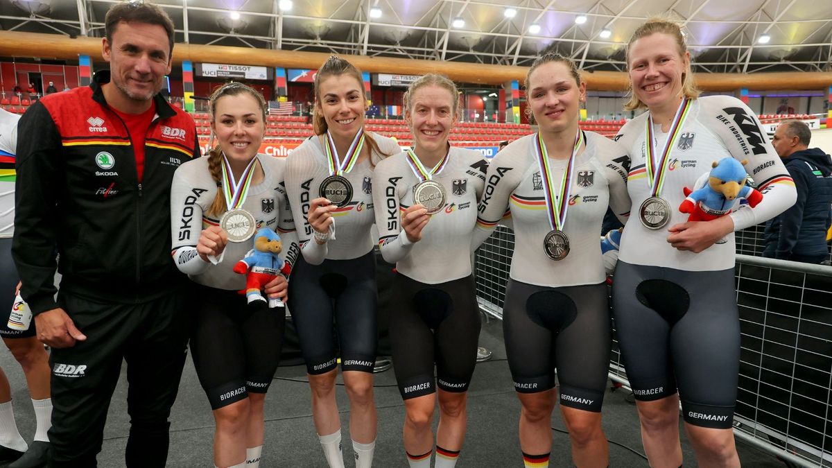 Der Frauen-Vierer posiert mit Silber