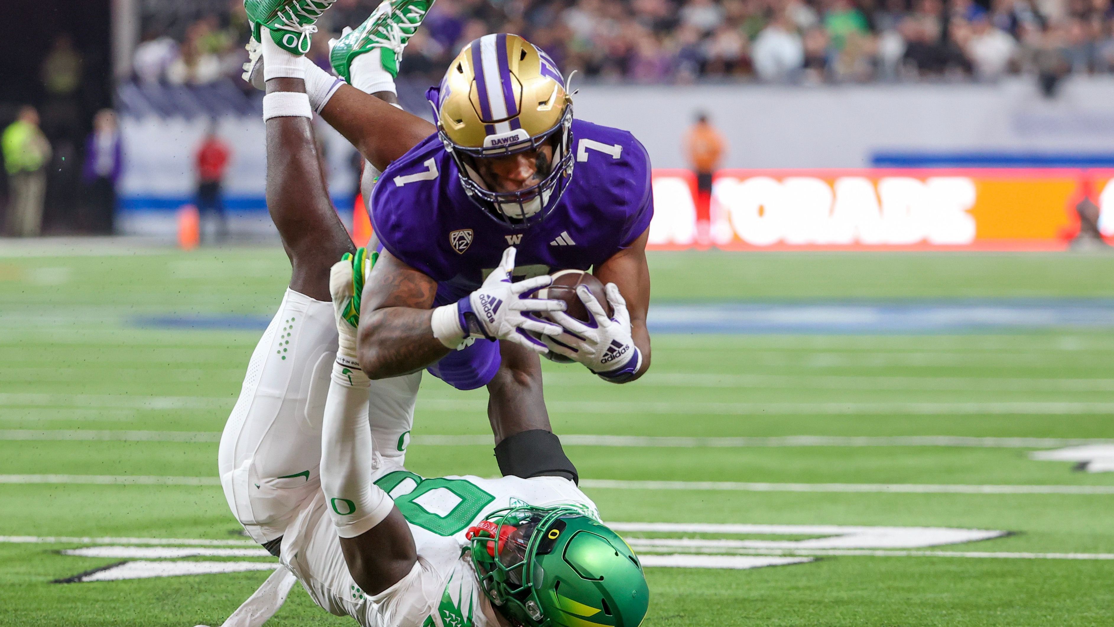 <strong>Pac-12: Oregon Ducks vs. Washington Huskies</strong><br>Es war die Partie, bei der am meisten auf dem Spiel stand, denn der Gewinner der Pac-12 wird nahezu garantiert einen Platz im College Football Playoff ergattern. Das sind nun die Washington Huskies (13-0), die in der Nacht zum Samstag ein hart umkämpftes Spiel mit 34:31 gewannen. <a target="_blank" href="https://www.ran.de/sports/us-sport/college-football/videos/highlights-running-back-entscheidet-pac12-championship-game">Hier geht es zu den Highlights!</a>