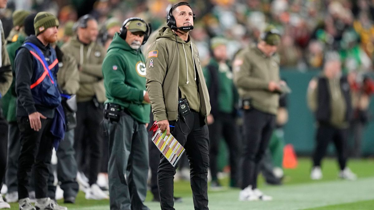 NFL, American Football Herren, USA Philadelphia Eagles at Green Bay Packers Nov 10, 2025; Green Bay, Wisconsin, USA; Green Bay Packers head coach Matt LaFleur looks on from the sidelines against th...
