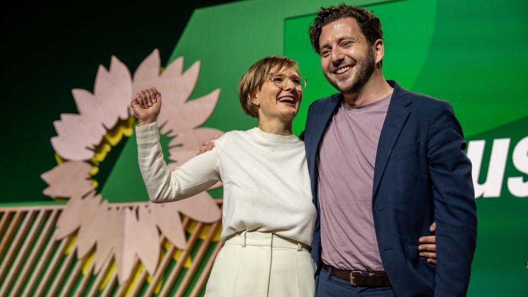 Franziska Brantner und Felix Banaszak jubeln nach der Wahl.