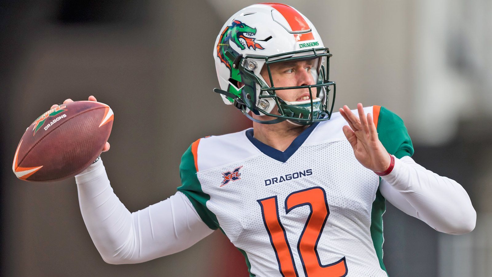 
                <strong>Brandon Silvers (Starting-Quarterback Seattle Dragons) </strong><br>
                Der Starting-Quarterback der Seattle Dragons hat bereits Erfahrung mit Profi-Football-Ligen, die nicht "NFL" heißen. Im vergangenen Jahr absolvierte er mehrere Spiele für Memphis Express aus der AAF. Nachdem er für kurze Zeit im Practice Squad bei den New Orleans Saints untergekommen war, wurde er im November als erster Quarterback der Seattle Dragons ausgewählt. So stehen die Dragons zwar bei einem Sieg und einer Niederlage, dennoch dürfte der Job von Silvers als Starter nicht allzu sicher sein. Er hatte in den ersten beiden Saisonspielen hauptsächlich mit der Genauigkeit seiner Pässe zu kämpfen.
              