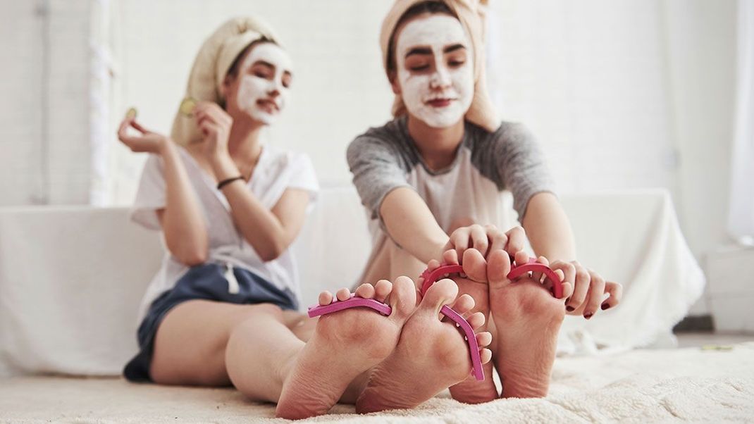 Die Fußpflege-Routine macht zu zweit gleich doppelt so viel Spaß! Worauf Ihr bei der Pflege-Routine achten solltet, und wie Ihr raue Füße vorbeugt, verraten wir euch im Artikel. 