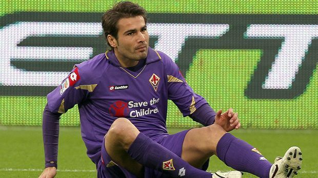 
                <strong>Adrian Mutu</strong><br>
                Adrian Mutu: Florenz holte den Rumänen nach der WM 2006 von Juventus Turin. Damals musste die "Alte Dame" aufgrund von Wettmanipulation in die Serie B absteigen, Mutu blieb aber erstklassig - wie auch seine Torstatistik in den folgenden fünf Jahren: In 143 Pflichtspielen erzielte der Ex-Nationalspieler, der in seiner Laufbahn zwei Mal wegen Kokainmissbrauchs bzw. Dopings gesperrt wurde, 69 Treffer. Im Sommer 2016 beendete Mutu seine Karriere nach 20 Profi-Jahren bei Tirgu Mures.
              